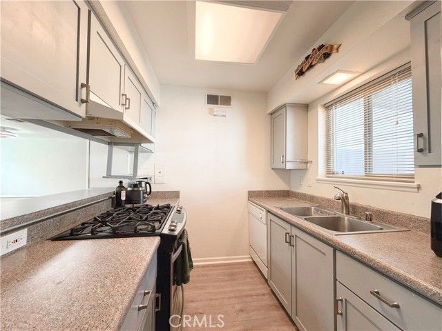 22131 Oxnard Street, Woodland Hills (los Angeles), CA 91367