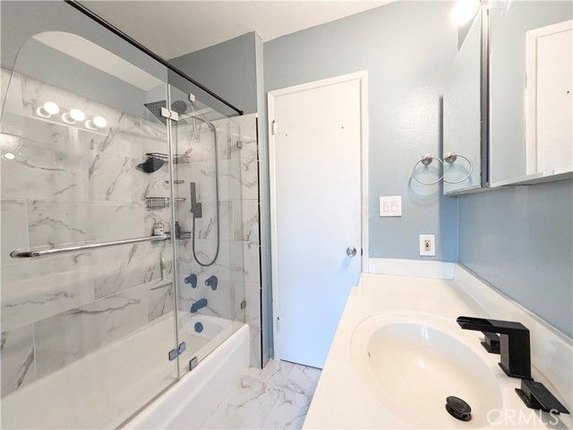 22131 Oxnard Street, Woodland Hills (los Angeles), CA 91367