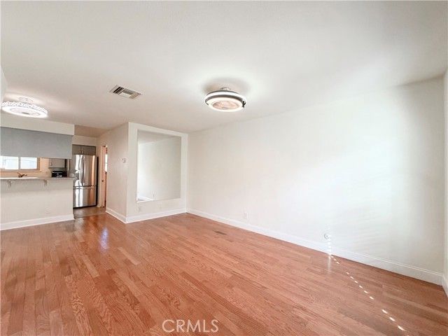 22131 Oxnard Street, Woodland Hills (los Angeles), CA 91367