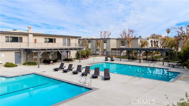 22131 Oxnard Street, Woodland Hills (los Angeles), CA 91367