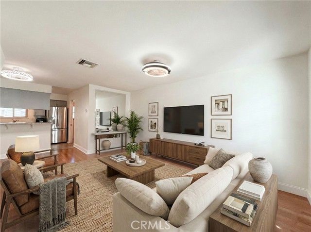 22131 Oxnard Street, Woodland Hills (los Angeles), CA 91367