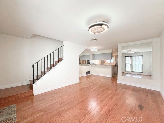 22131 Oxnard Street, Woodland Hills (los Angeles), CA 91367