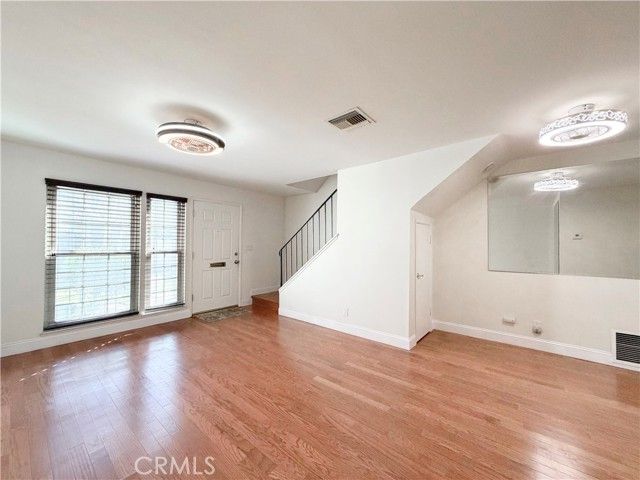 22131 Oxnard Street, Woodland Hills (los Angeles), CA 91367