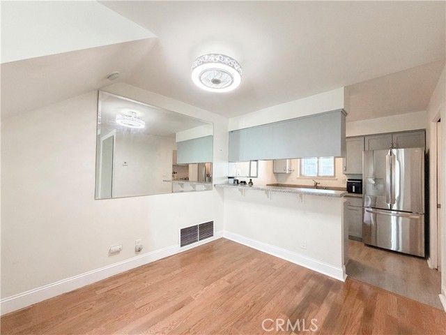 22131 Oxnard Street, Woodland Hills (los Angeles), CA 91367