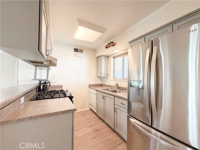 22131 Oxnard Street, Woodland Hills (los Angeles), CA 91367