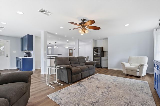 207 Cardinal LN, Cedar Park, TX 78613