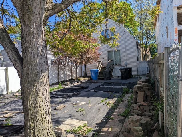 5018 W Winnemac Avenue, Chicago, IL 60630