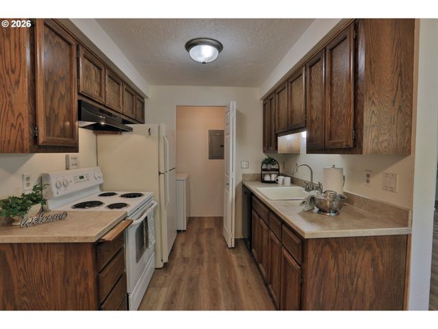 8324 Sw MOHAWK St Se, Tualatin, OR 97062