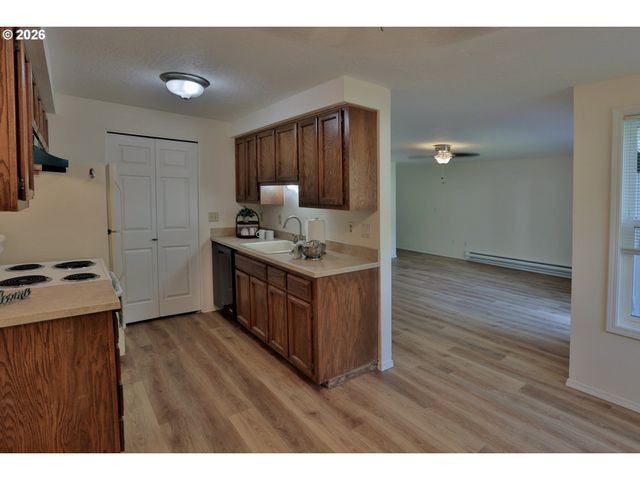 8324 Sw MOHAWK St Se, Tualatin, OR 97062
