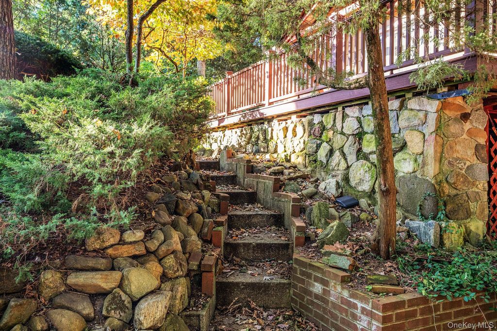 5 Everest Court, Huntington Station, NY 11746 — photo 4