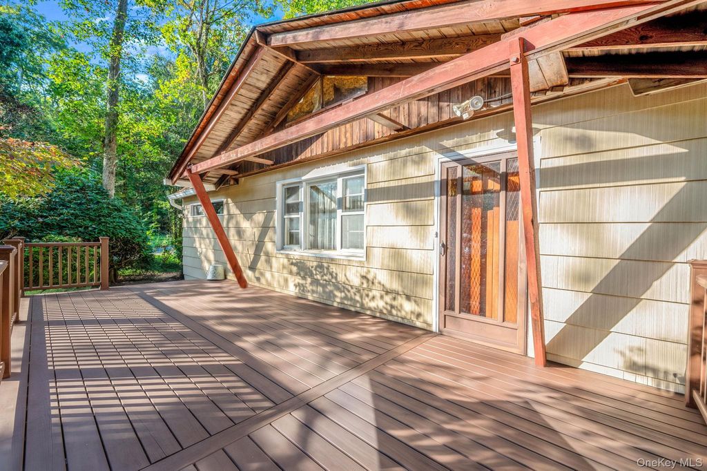 5 Everest Court, Huntington Station, NY 11746 — photo 5