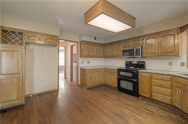 8209 Bell Road, Lenexa, KS 66219