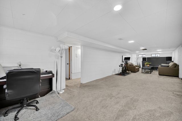 2306 48th Place, Des Moines, IA 50310