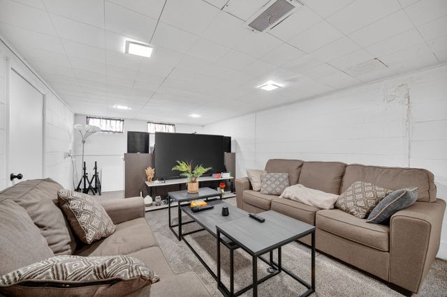 2306 48th Place, Des Moines, IA 50310