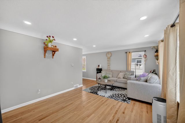 2306 48th Place, Des Moines, IA 50310
