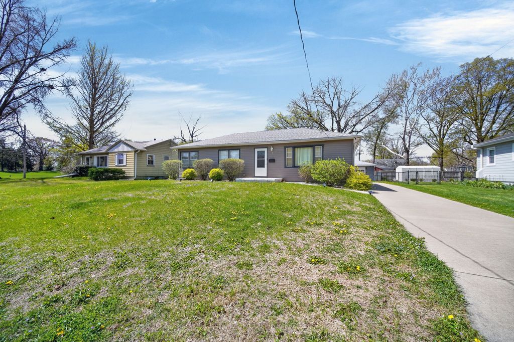 2306 48th Place, Des Moines, IA 50310