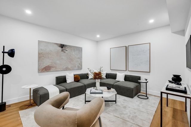 129 Withington Rd 129, Newton, MA 02460