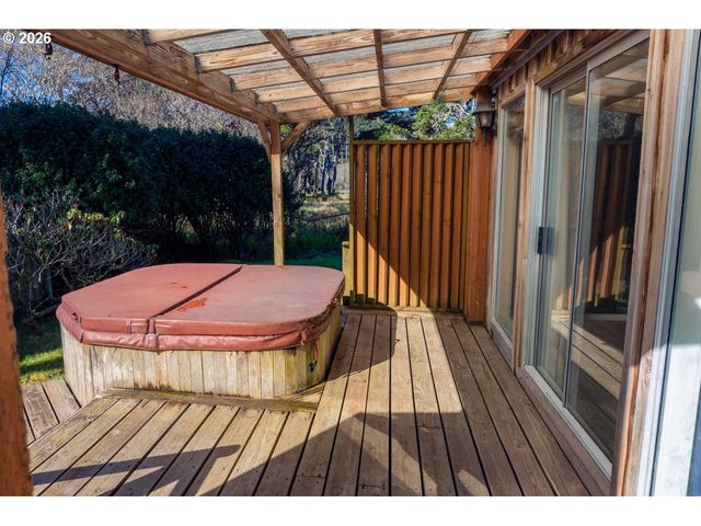 1260 JACKSON Ave Sw, Bandon, OR 97411