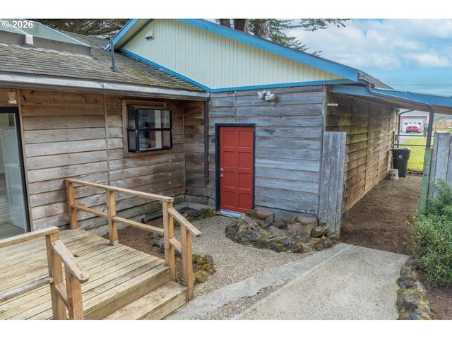 1260 JACKSON Ave Sw, Bandon, OR 97411