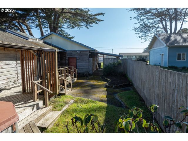 1260 JACKSON Ave Sw, Bandon, OR 97411
