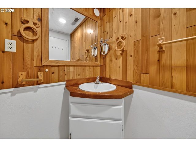 1260 JACKSON Ave Sw, Bandon, OR 97411