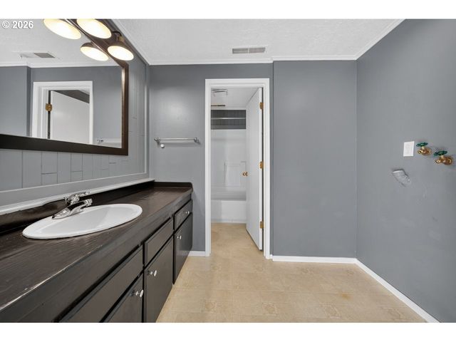 1260 JACKSON Ave Sw, Bandon, OR 97411