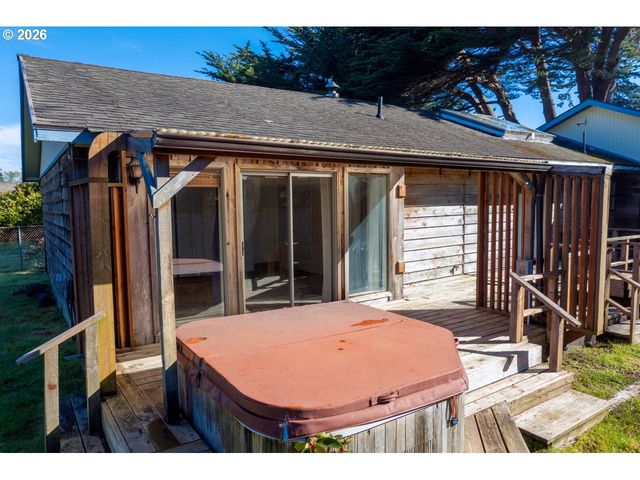 1260 JACKSON Ave Sw, Bandon, OR 97411