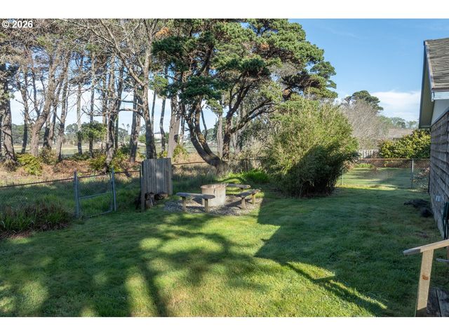 1260 JACKSON Ave Sw, Bandon, OR 97411