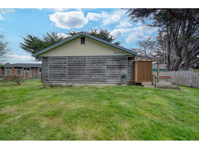 1260 JACKSON Ave Sw, Bandon, OR 97411