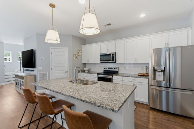 2004 French Bayou Ln, Hendersonville, TN 37075