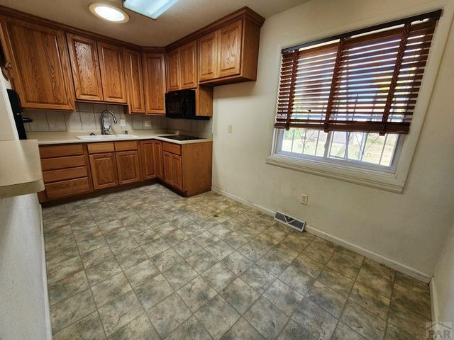 48 Caledonia Rd, Pueblo, CO 81001