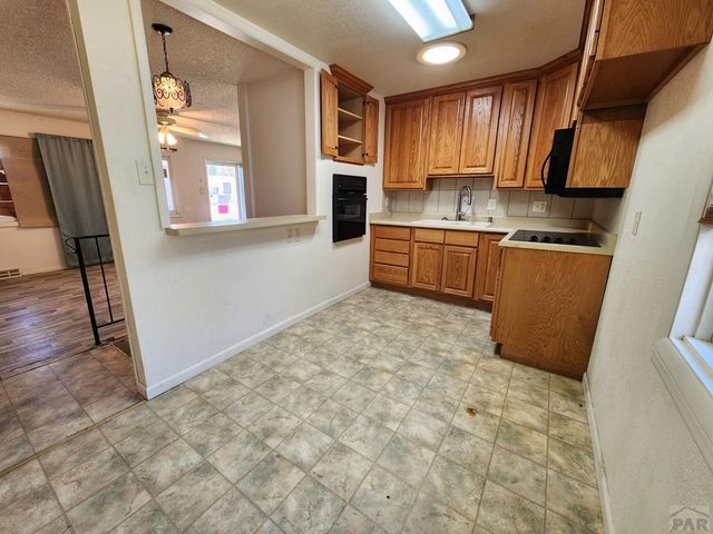 48 Caledonia Rd, Pueblo, CO 81001