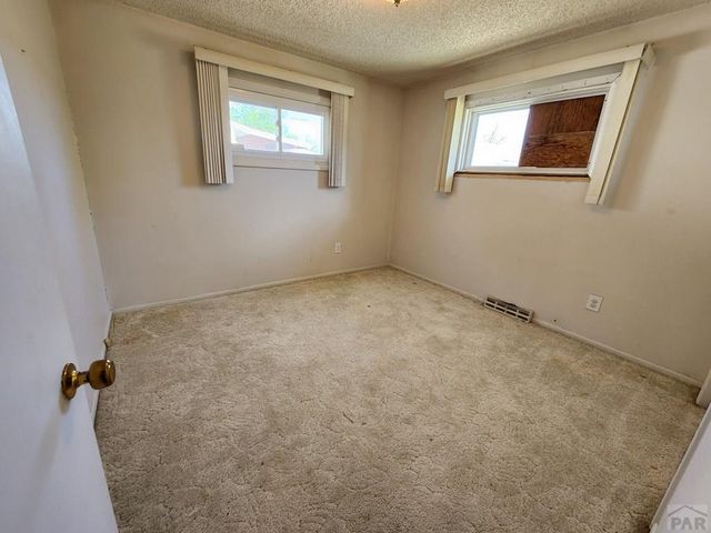 48 Caledonia Rd, Pueblo, CO 81001