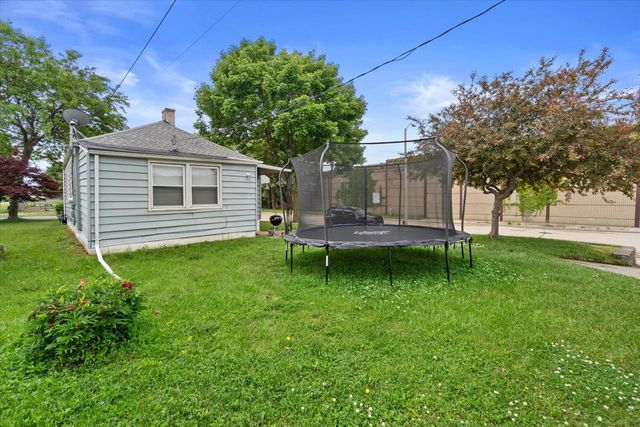 1818 E Fernwood AVENUE, Milwaukee, WI 53207