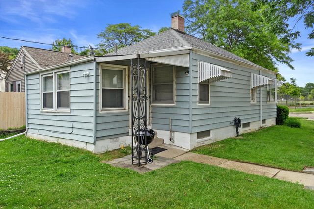 1818 E Fernwood AVENUE, Milwaukee, WI 53207