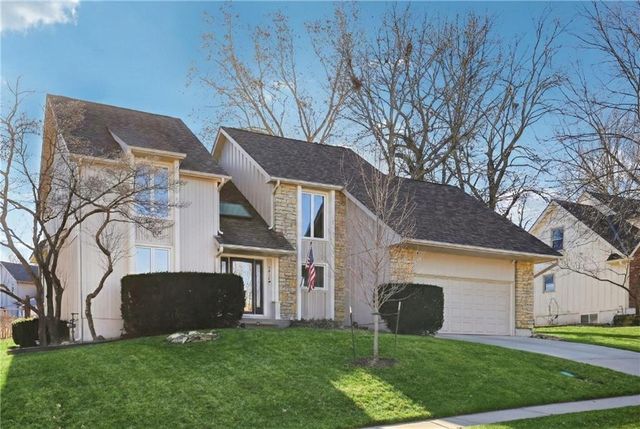 4014 NE Woodridge Drive, Lee's Summit, MO 64064