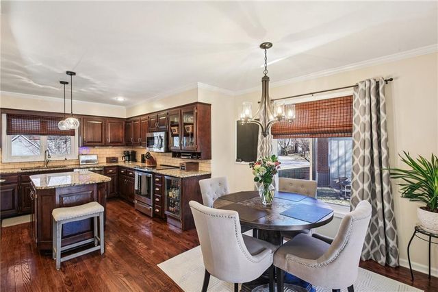 4014 NE Woodridge Drive, Lee's Summit, MO 64064