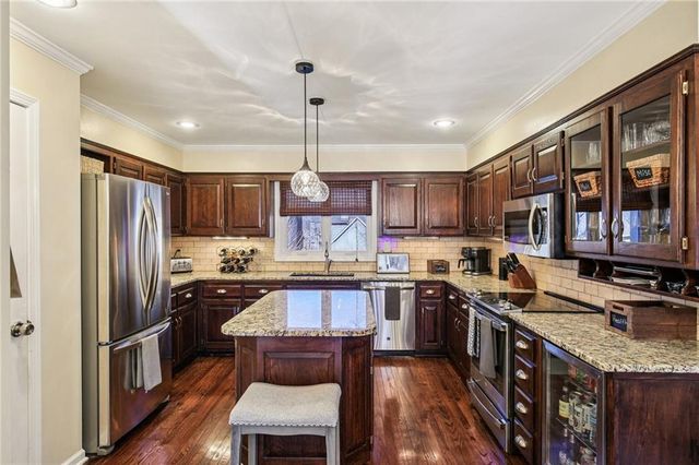 4014 NE Woodridge Drive, Lee's Summit, MO 64064