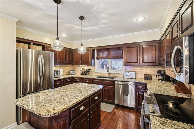 4014 NE Woodridge Drive, Lee's Summit, MO 64064