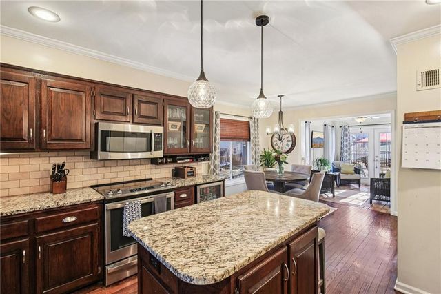 4014 NE Woodridge Drive, Lee's Summit, MO 64064