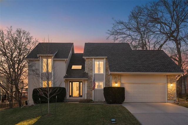 4014 NE Woodridge Drive, Lee's Summit, MO 64064