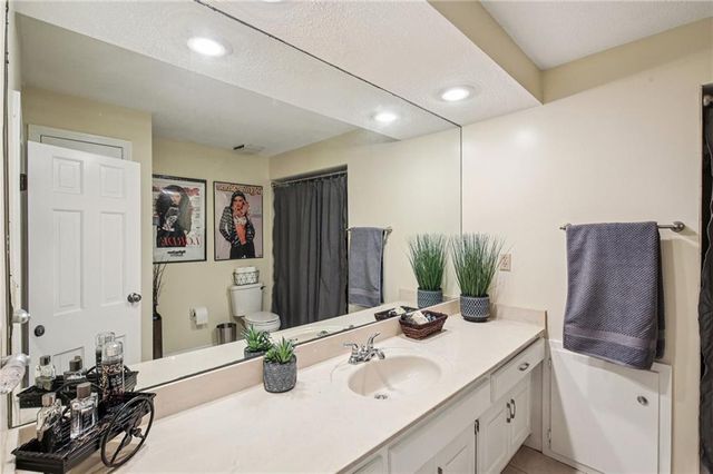 4014 NE Woodridge Drive, Lee's Summit, MO 64064