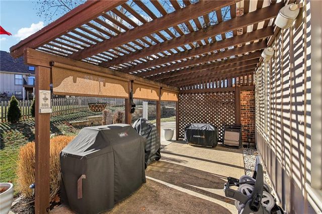 4014 NE Woodridge Drive, Lee's Summit, MO 64064