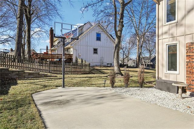 4014 NE Woodridge Drive, Lee's Summit, MO 64064