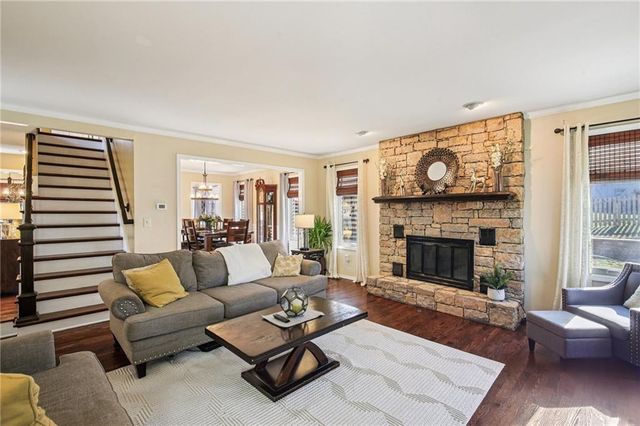 4014 NE Woodridge Drive, Lee's Summit, MO 64064