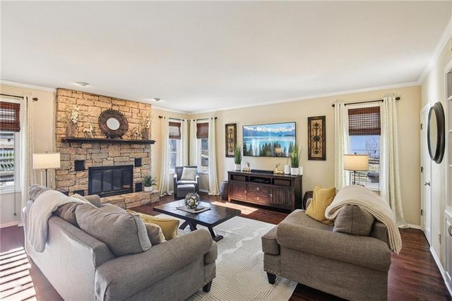 4014 NE Woodridge Drive, Lee's Summit, MO 64064