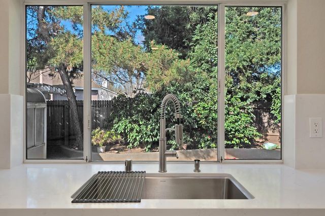 9304 Whittemore Dr, Elk Grove, CA 95624