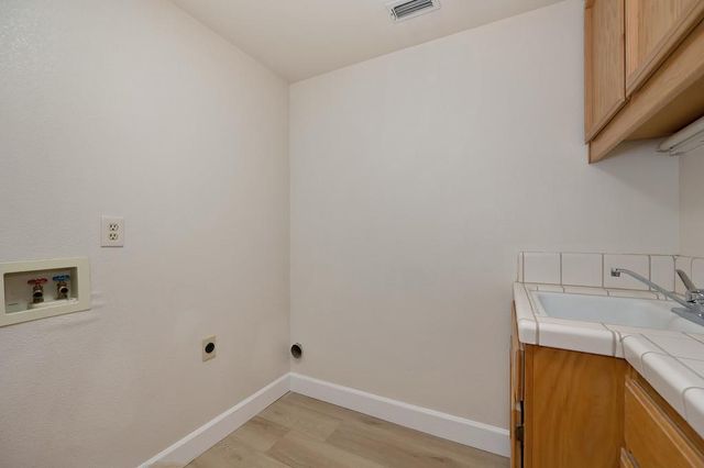 9304 Whittemore Dr, Elk Grove, CA 95624