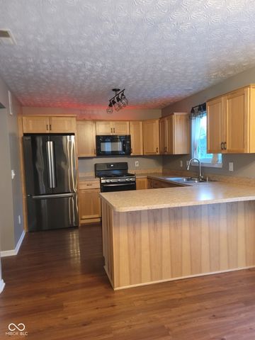 922 Eagle Brook Drive, Shelbyville, IN 46176