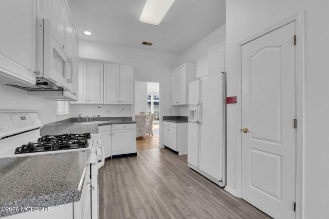 12 Bellflower Drive, Lakewood, NJ 08701